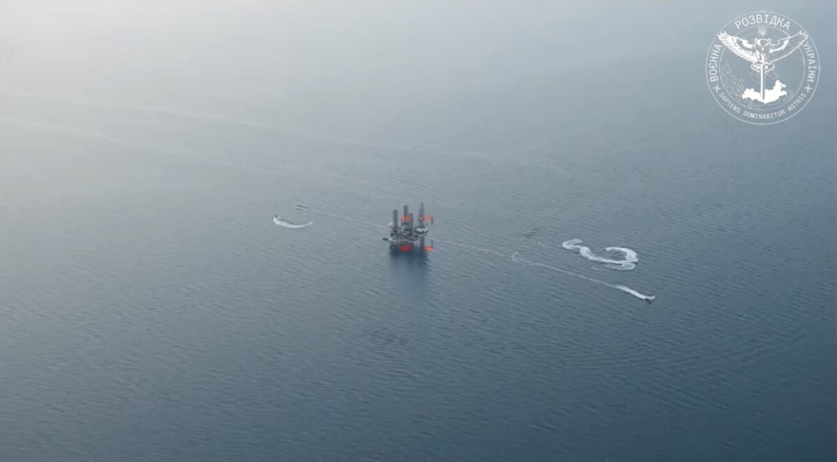 Силы обороны подбили вражеский самолет, пытавшийся атаковать суда в море