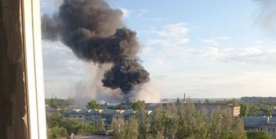 В Бердянске мощный пожар на предприятии, где оккупанты спрятали военную технику: фото и видео