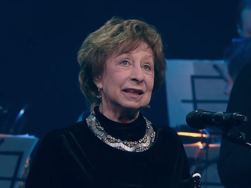 В РФ написали донос на Ахеджакову с украинским флагом. Актриса заявила, что ей его "сунул провокатор"