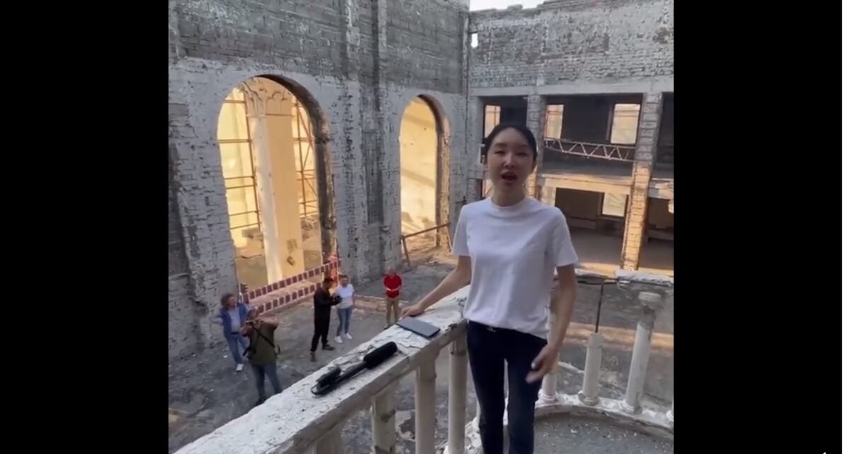 Китаянка исполнила «Катюшу» в драмтеатре Мариуполя: МИД Украины требует объяснений от «гастролеров»