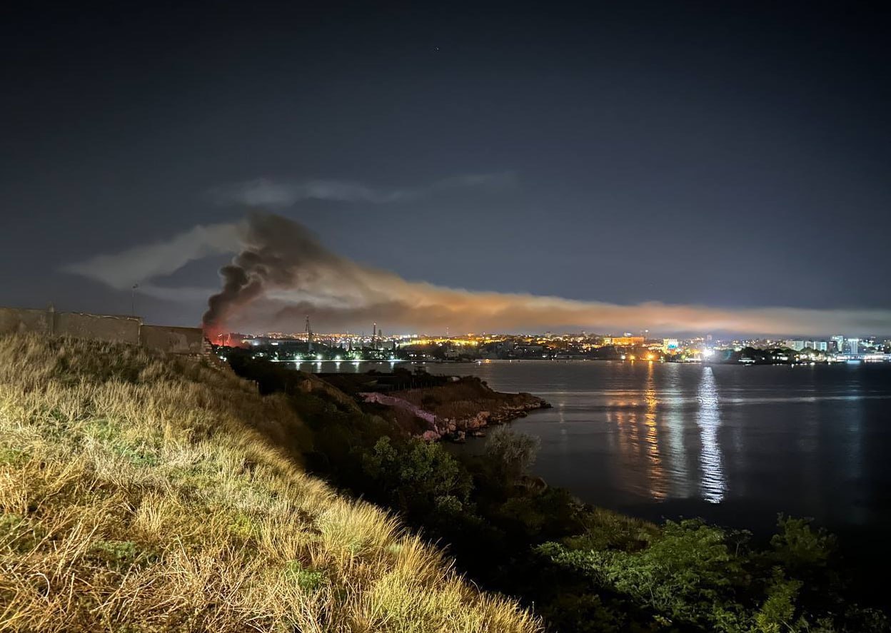 ⚡В Севастополе звучат взрывы: в рф заявили о ракетной атаке. Пожар на судоремонтном заводе (Фото, Видео)