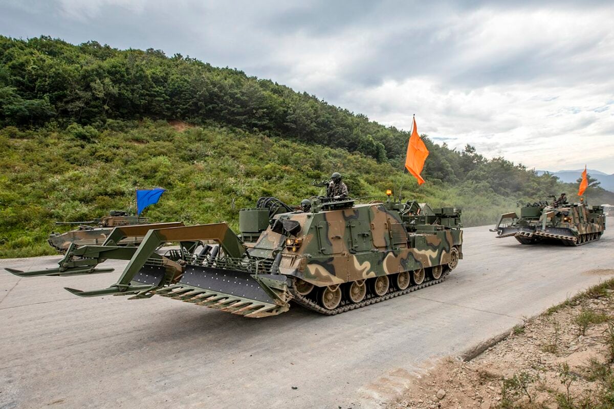 СМИ: Южная Корея передаст Украине машины «Носорог» для прорыва минных полей