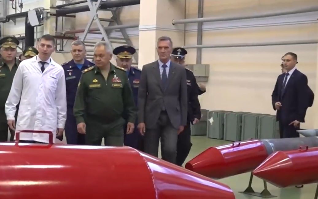 "Такой нет ни в одной армии мира": во время демонстрации Шойгу новых ракет у одной из них "отвалилась" боеголовка (видео)