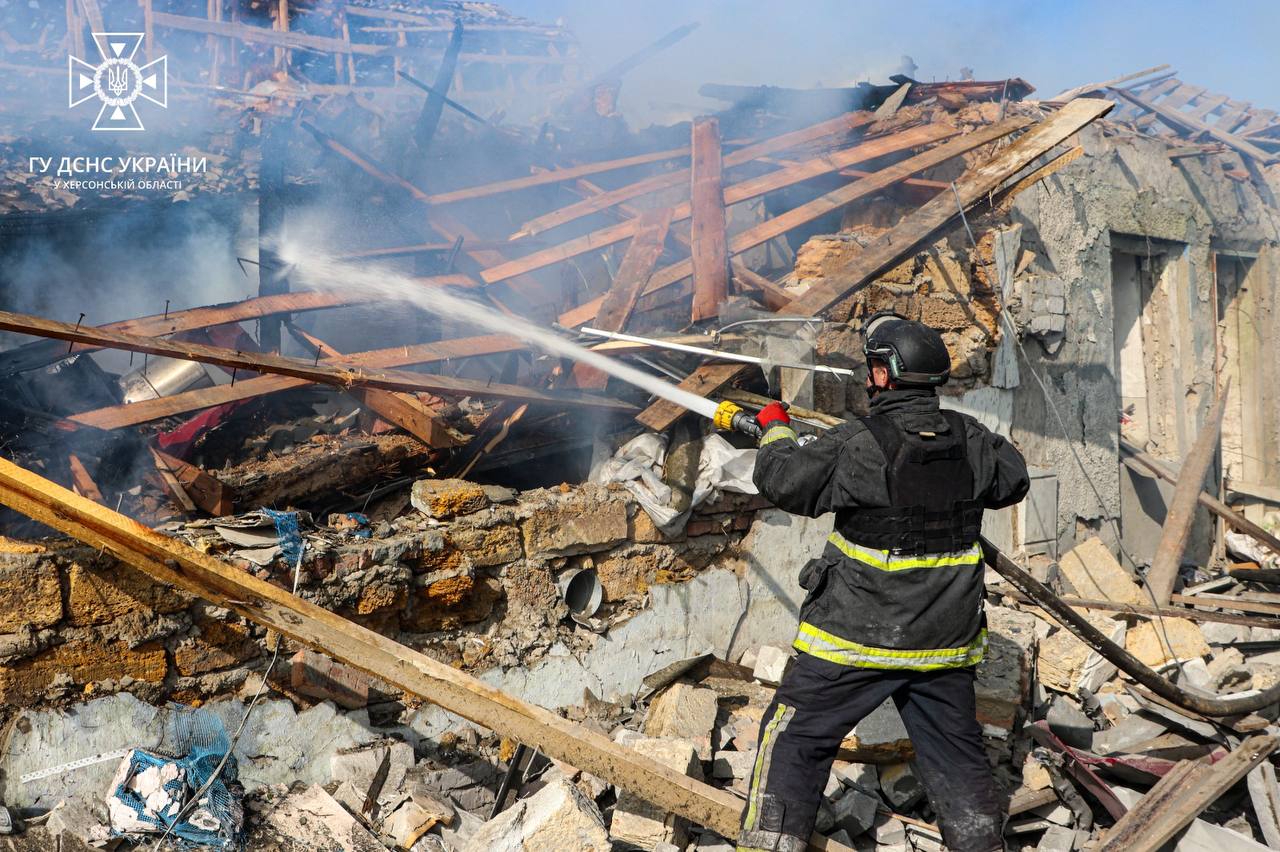 Враг сбросил авиабомбу на пригород Херсона: фото и видео разбора завалов в жилом квартале