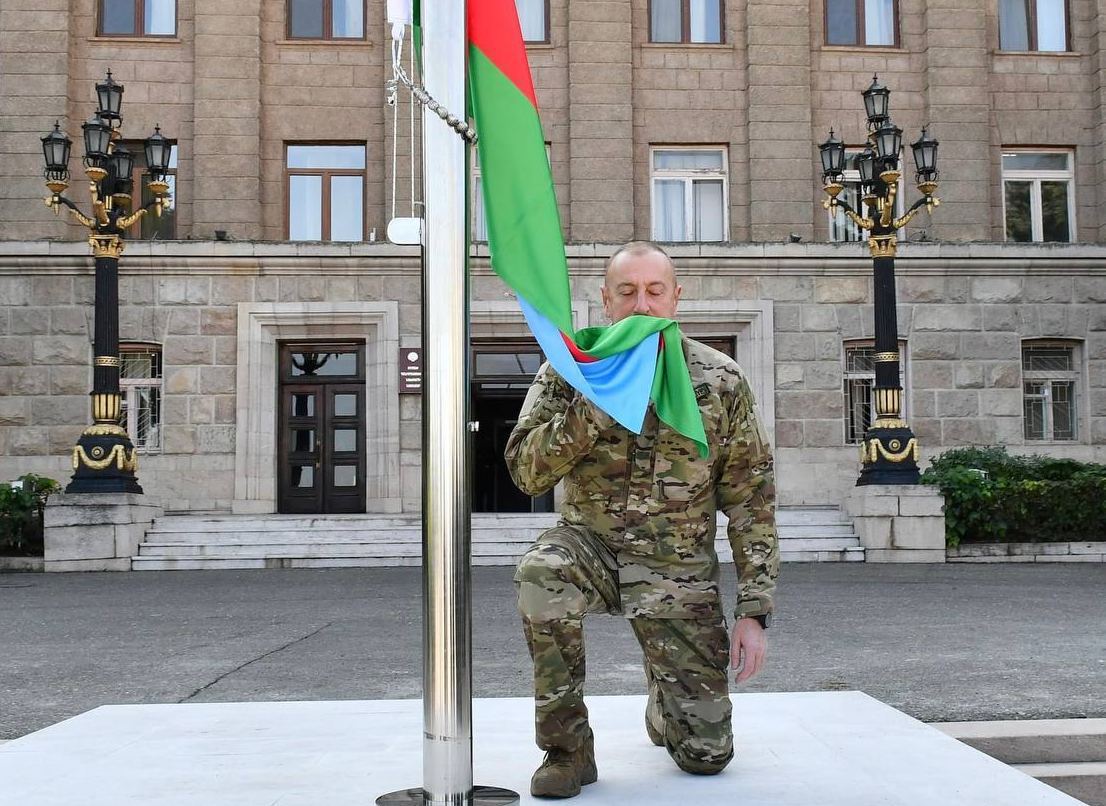 ❗️Алиев поднял флаг Азербайджана в столице Нагорного Карабаха и потоптался по флагу НКР (Видео)