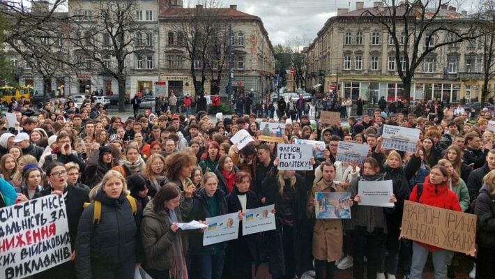 Во Львове студенты вышли на протест с требованием уволить Фарион (Видео)