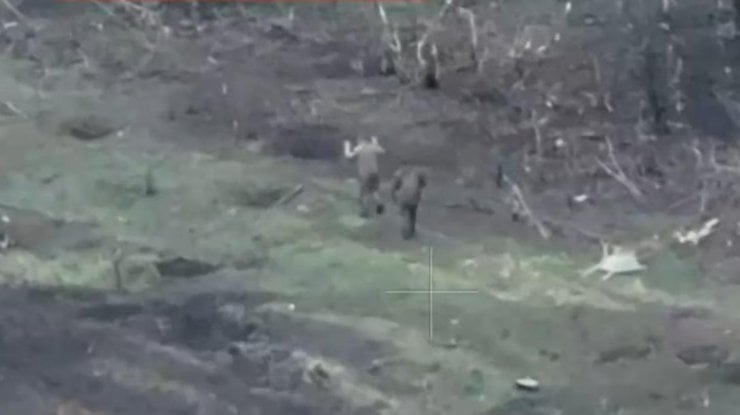 Россияне используют украинских военнопленных как живой щит во время штурмов: Видео