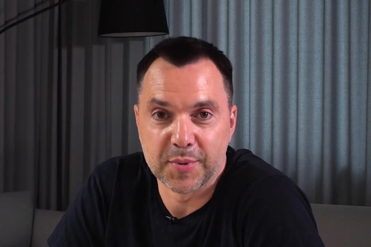 "Запад нам должен": Арестович призвал "разговаривать с Путиным" и заключить мир