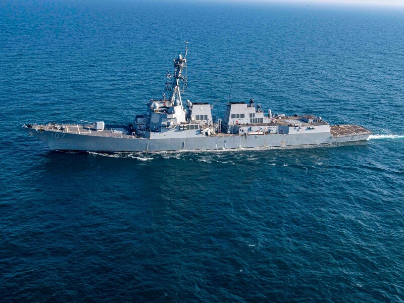 В Красном море хуситы обстреляли и пытались захватить контейнеровоз, военные США сбили ракеты и уничтожили часть нападавших