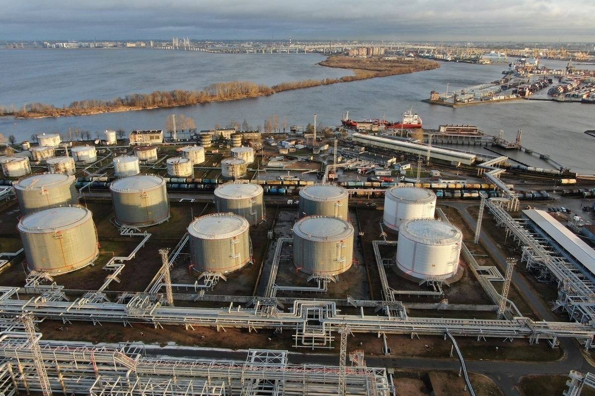 СМИ: Нефтебазу в Санкт-Петербурге атаковали дроны ГУР