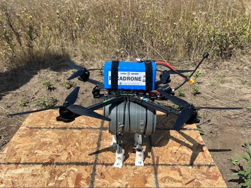 "В траншею к оккупантам пришел настоящий мамонт". ВСУ показали видео применения дрона с 4-килограммовой боевой частью