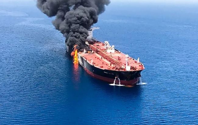 Хуситы атаковали танкер, перевозивший российскую нефть. Он загорелся