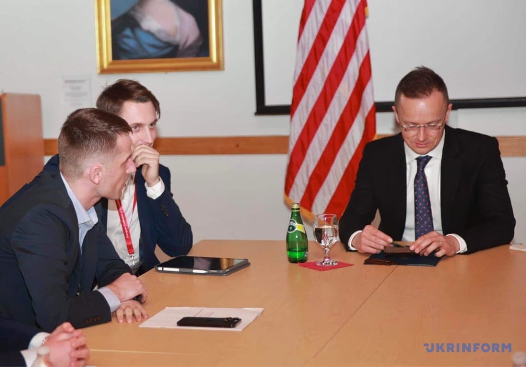 В США Сийярто подарили обломок российского танка, уничтоженного в боях за Киев