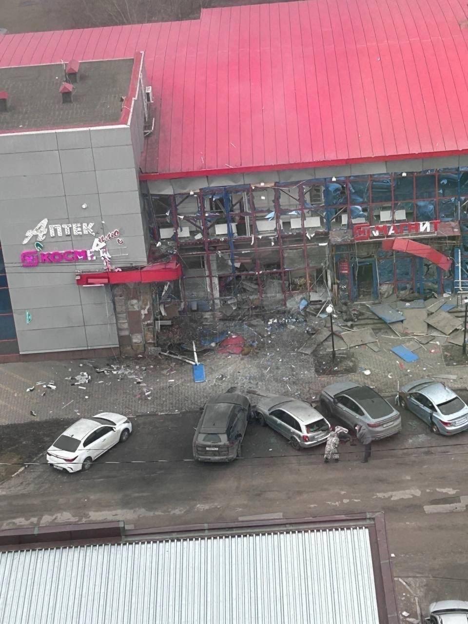 В Белгороде прогремели взрывы, сообщается о "прилете" в ТЦ и жертвах (фото, видео)