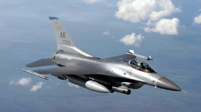 СМИ: Первые F-16 могут попасть в Украину в начале лета