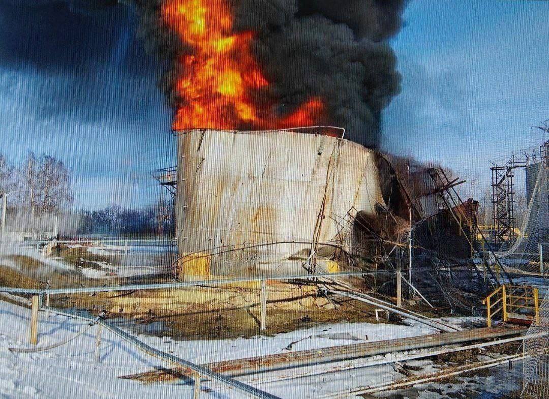 В Белгородской области сгорела нефтебаза после атаки беспилотника (Видео)