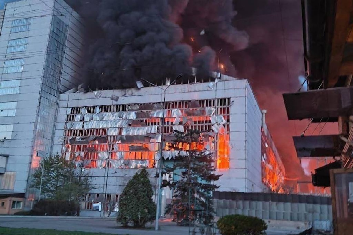 РФ нанесла новые удары по энергетике: Россия полностью уничтожила Трипольскую ТЭС в Украине. Украинцев предупредили о дефиците электричества.