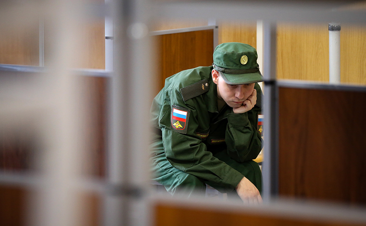 “Конвоированы и заперты в казарме”. Как на России мобилизованных принуждают ехать на войну