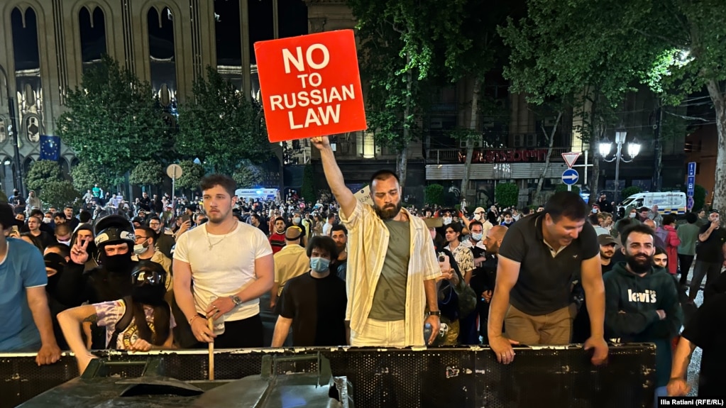 В Грузии приняли во втором чтении закон об “иноагентах“. В Тбилиси снова вспыхнули протесты