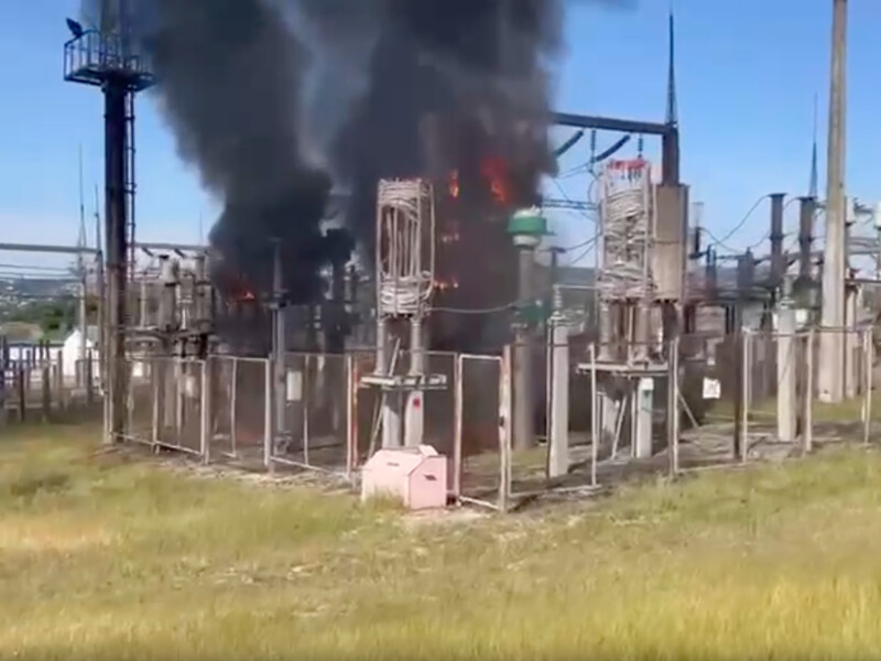 В Новороссийске горит подстанция, более 25 тыс. человек без света. Накануне по городу били беспилотники