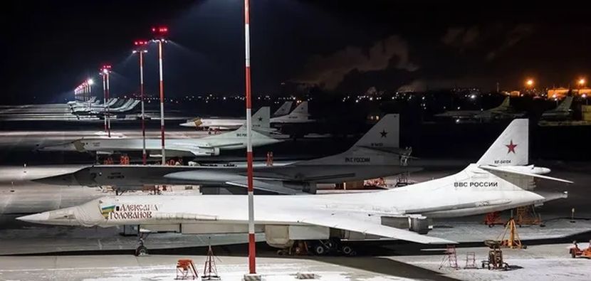 Готовятся к удару? Оккупанты собрали на базе "Оленья" треть боеспособных бомбардировщиков. Фото