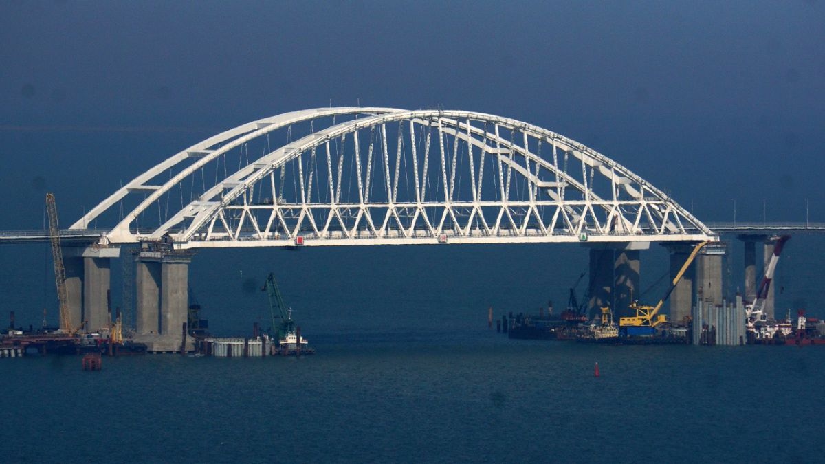 Россия бросилась усиливать оборону Крымского моста: разведка Великобритании заметила новые конструкции