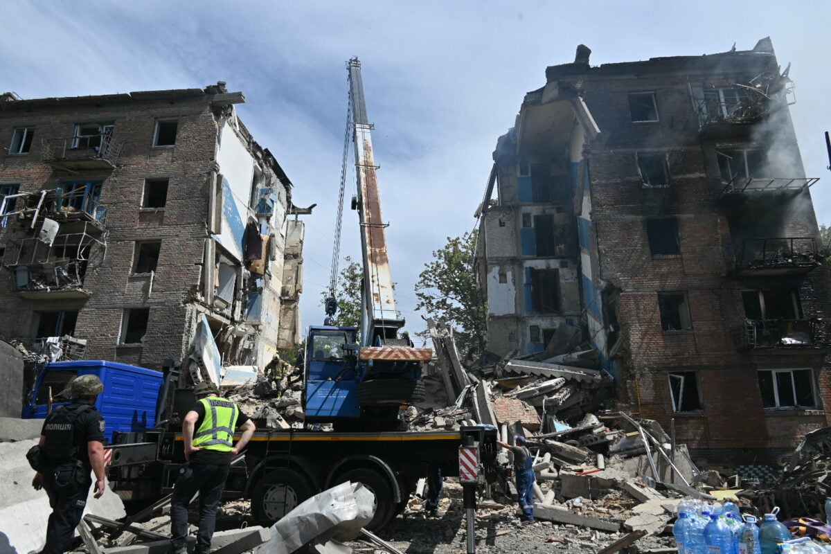 ⚡В Киеве российская ракета уничтожила подъезд многоэтажки: видео последствий