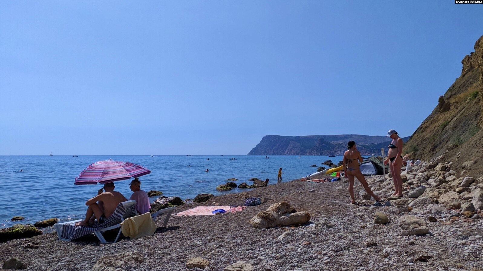 Полупустые пляжи и километровые очереди на мосту. Как проходит туристический сезон в аннексированном Крыму во время войны