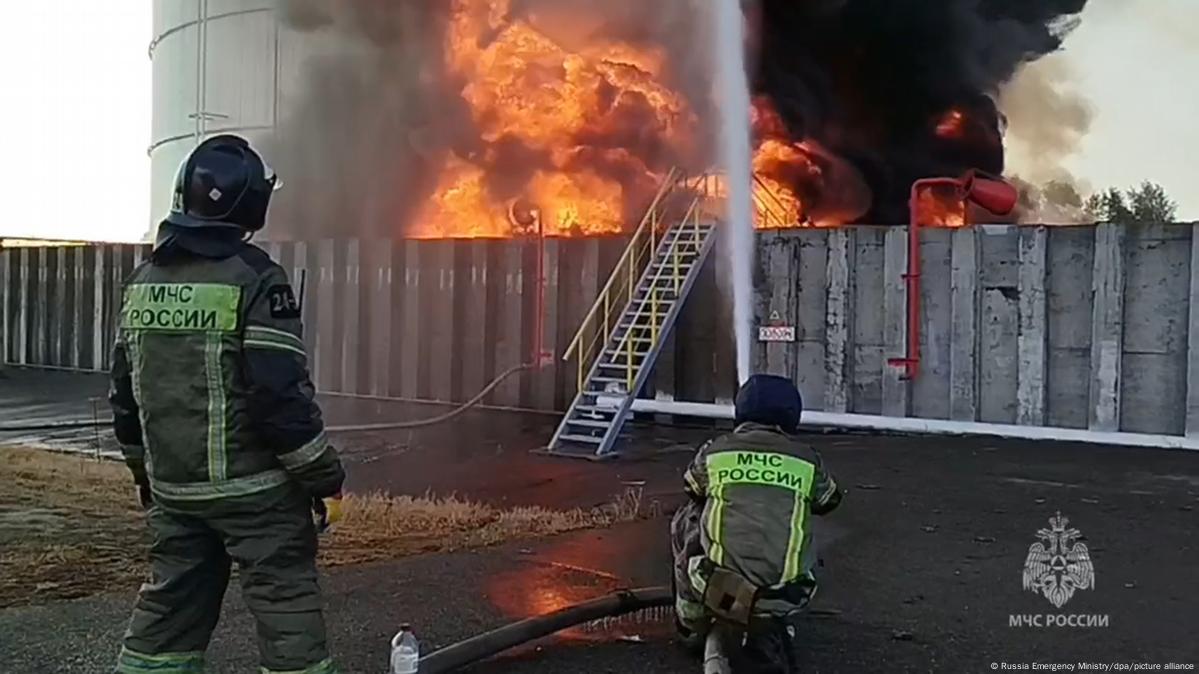 Успешный удар по России дронами: в Ростовской области загорелась нефтебаза (видео)