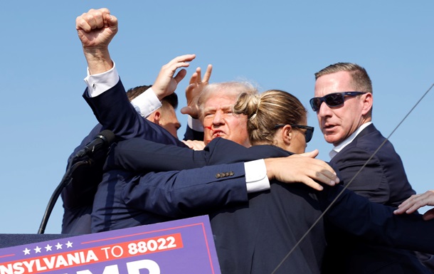 ⚡В Трампа стреляли во время выступления в Пенсильвании: его в крови увели со сцены. По данным СМИ, стрелявший убит