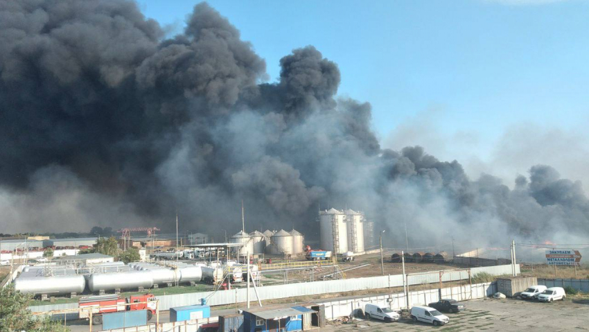 СМИ: Под Ростовом загорелась нефтебаза. Местные говорят, что была атака дронов