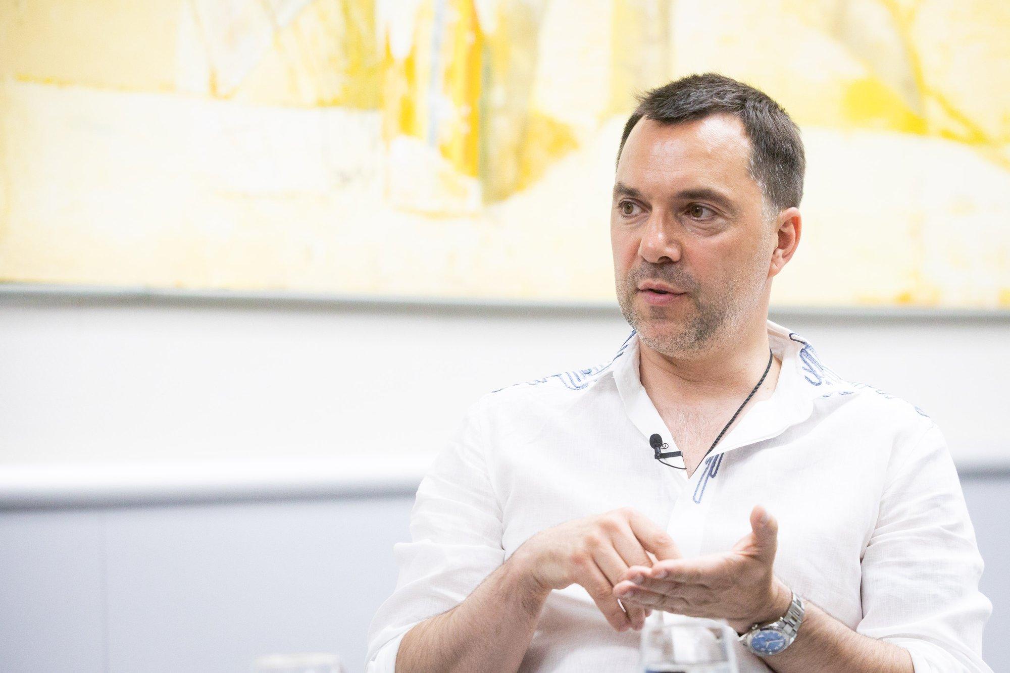 "Мы вам, мудакам, еще покажем Украину". После начала Курской операции Арестович изменил риторику и обратился к россиянам с матами. Видео