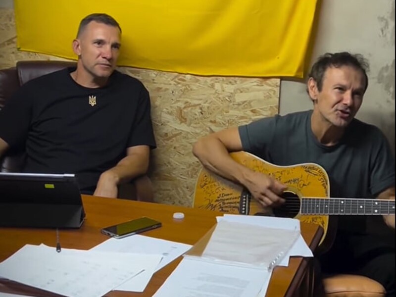 «Неожиданный, но очень искренний дуэт». Святослав Вакарчук с Андреем Шевченко спел для украинских защитников