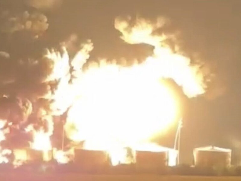В Ростовской области горит уже две нефтебазы одновременно. Ночью БПЛА атаковали комбинат Росрезерва "Атлас" (Видео)
