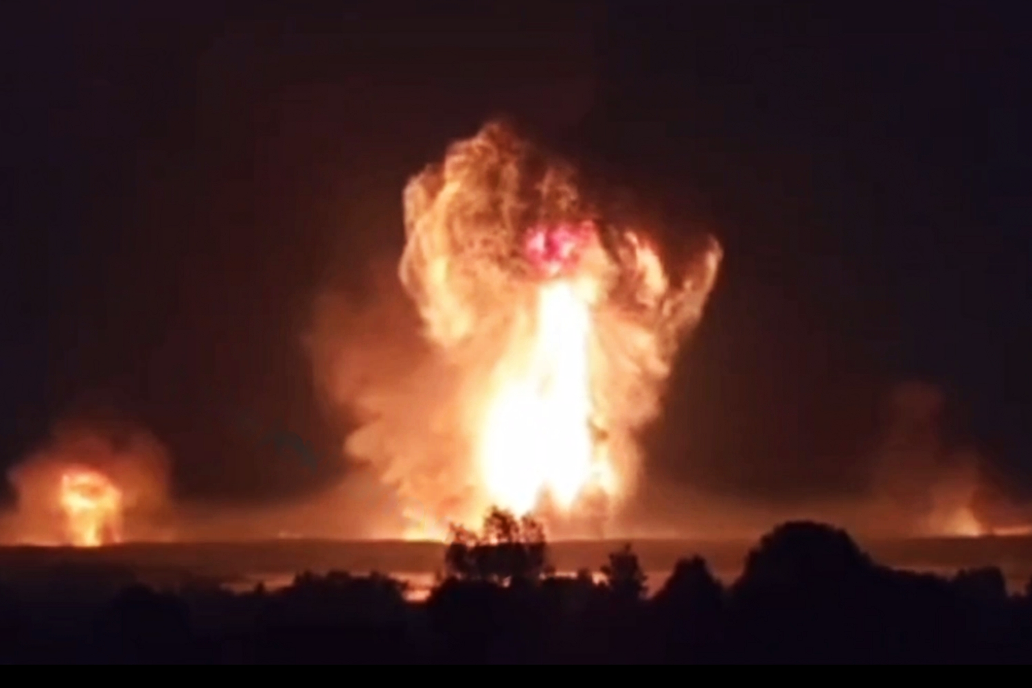 ❗️В Тверской области есть попадание в склад БК: началась мощная детонация, объявлена эвакуация. Видео