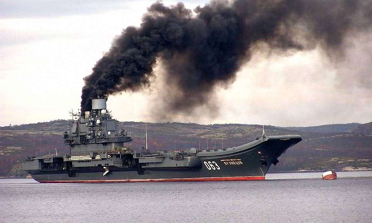 Россия сняла моряков с единственного авианосца "Адмирал Кузнецов" и отправила их на фронт