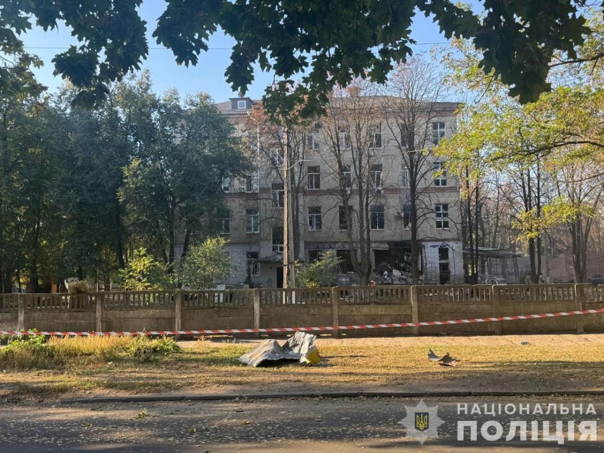 Рашисты дважды подло ударили по больнице в Сумах "шахедами": количество погибших выросло (фото, видео)