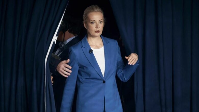 "Stop Russia! Stop the War!" Украинские активисты сорвали выступление Навальной на международной конференции в Лиссабоне