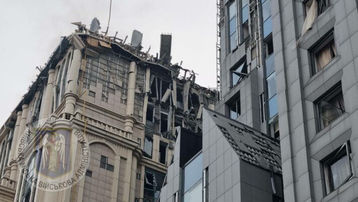 Оккупанты утром ударили "Искандерами" по Киеву: пылали авто и крыши зданий, есть погибший и пострадавшие