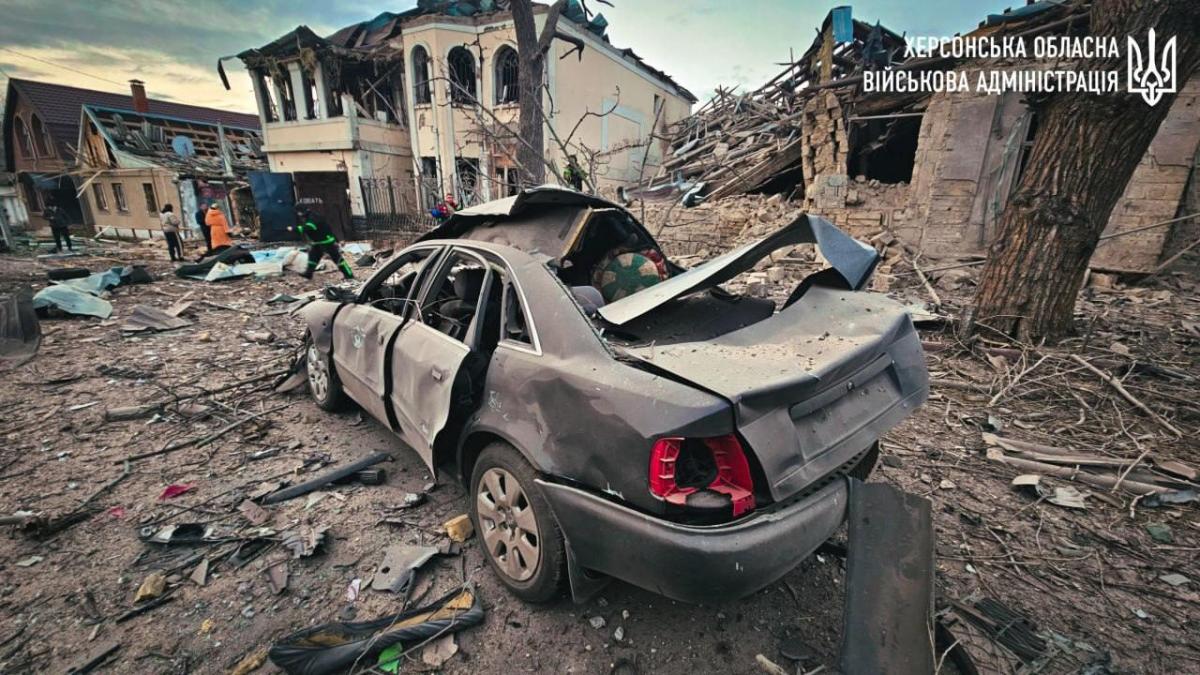 Херсон содрогнулся от мощных авиаударов: трех человек достали из-под завалов. Видео