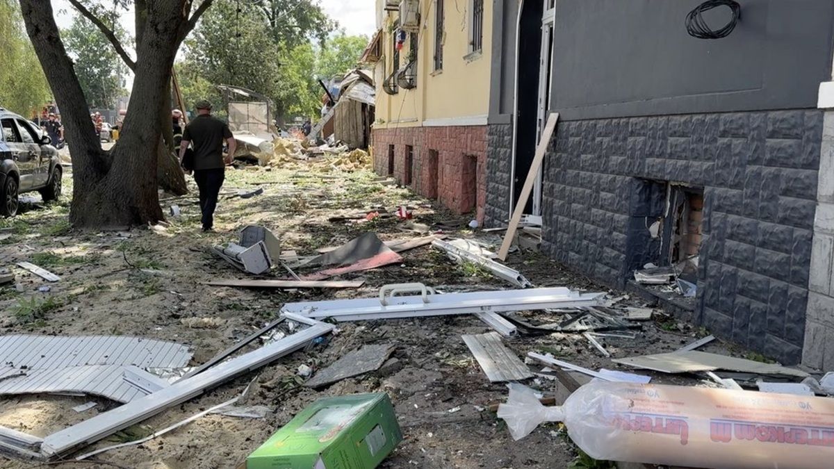 Россия нанесла удар по Полтаве: попадание в ТЦК и частный дом, есть погибшие и раненые (Видео)