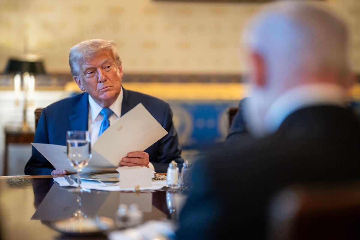 NYT: Эксперты сомневаются, что Трамп введет 100% пошлины против партнеров России