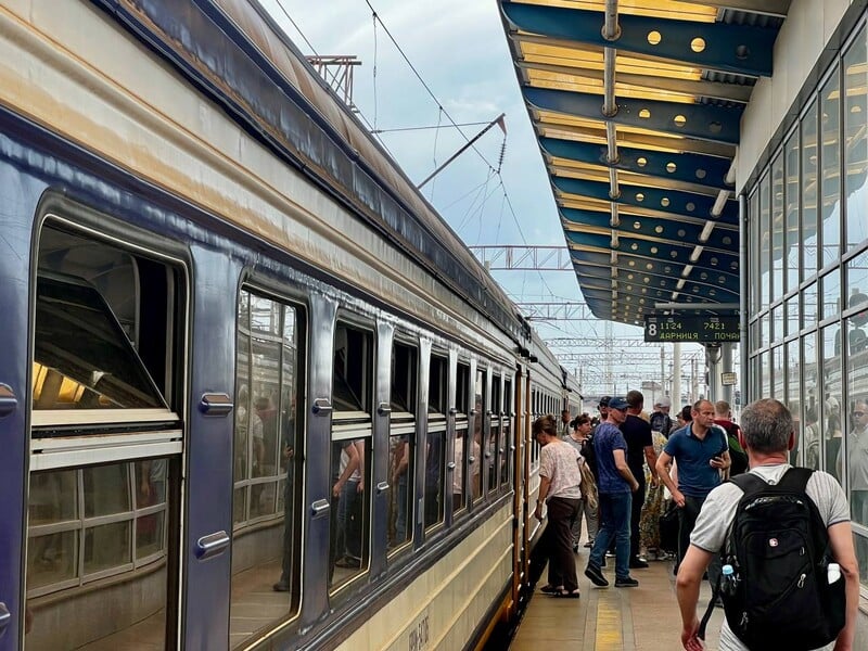 В метро Киева женщина кричала антиукраинские лозунги. Полиция рассказала о последствиях (Видео)