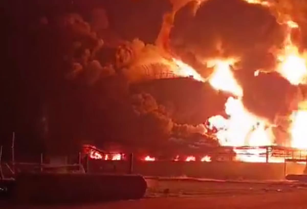 ⚡ В Сочи прогремели взрывы: поражена нефтебаза, вспыхнул пожар. Видео