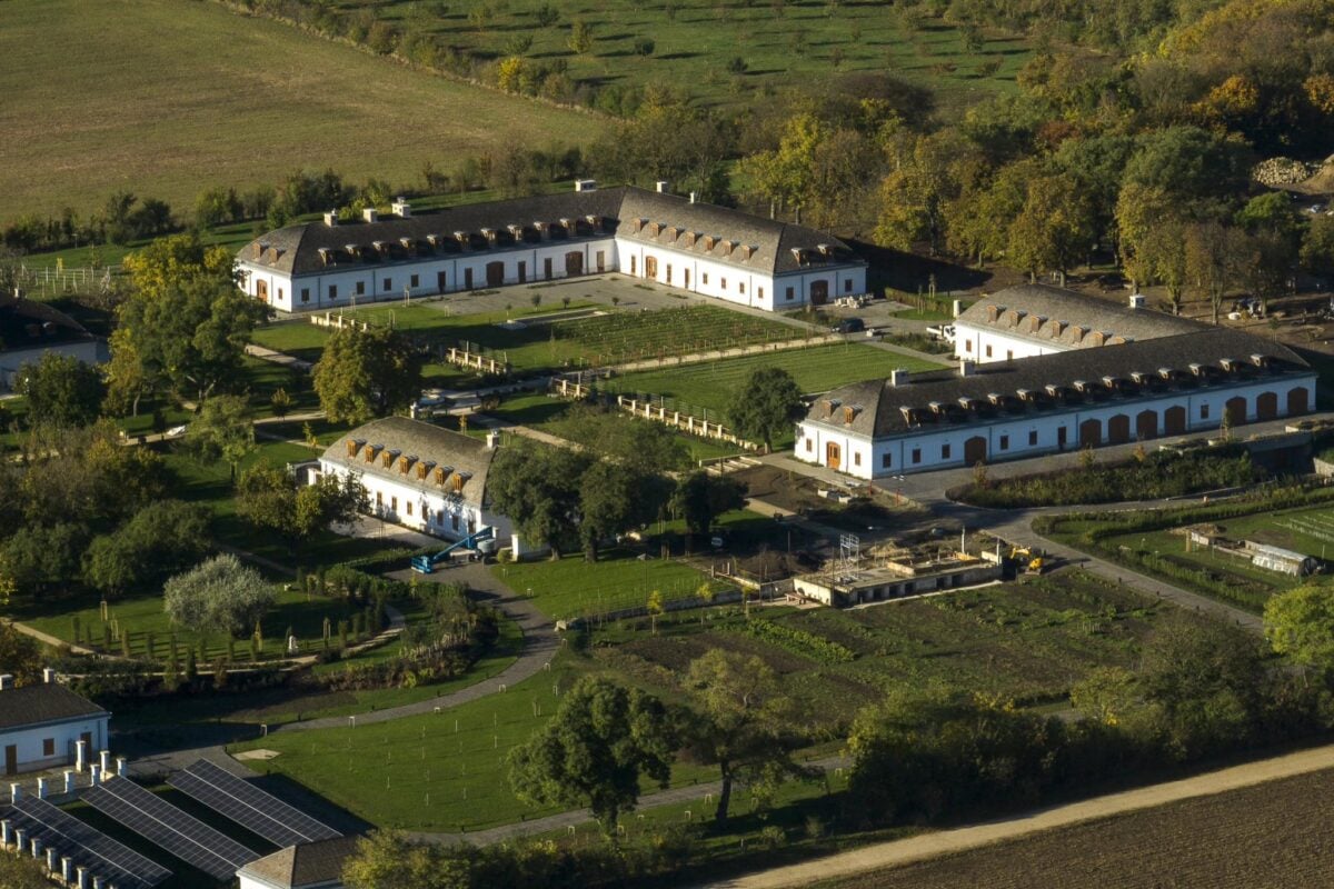 Орбан построил роскошное поместье и выдает его за конюшню отца