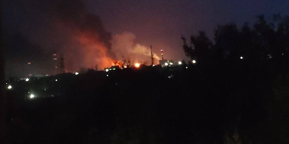 ⚡ На НПЗ Лукойла в Волгограде после атаки дронов сильный пожар (Видео)