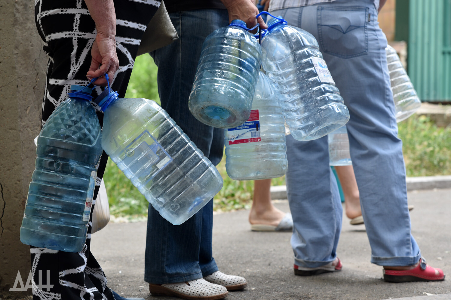 Хроники одичания в Донецке. Соседи готовы разорвать друг друга за полив огорода – им "нечем мыть жопы"