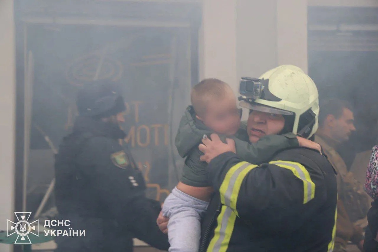 Обломки везде и крики: в сети показали первые минуты после удара РФ по детсаду в Харькове. Видео