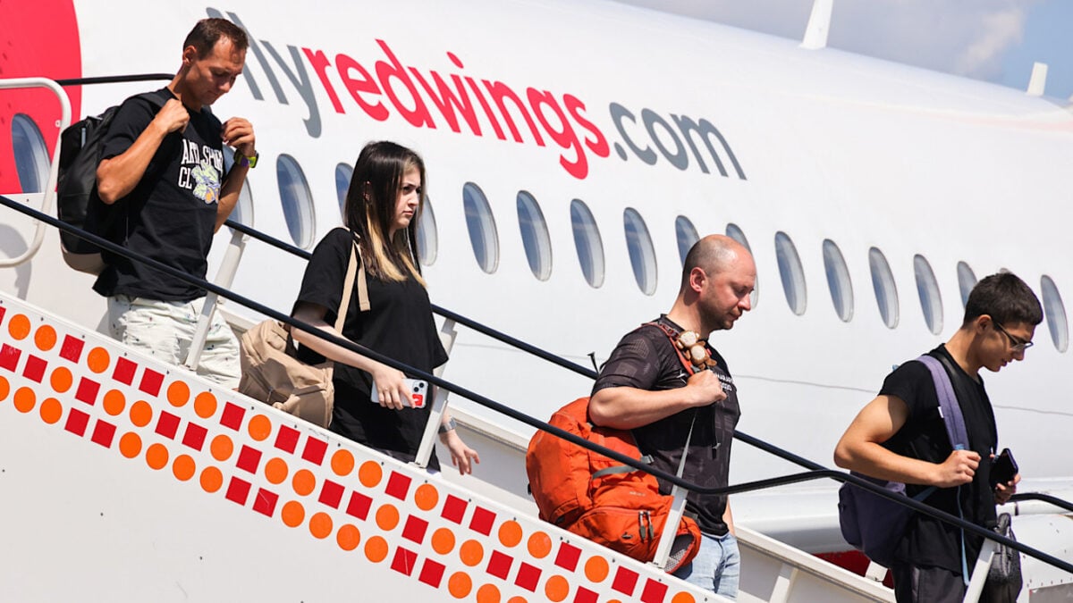 У авиакомпании РФ сломались почти все самолеты для дальних рейсов: тысячи россиян застряли за границей