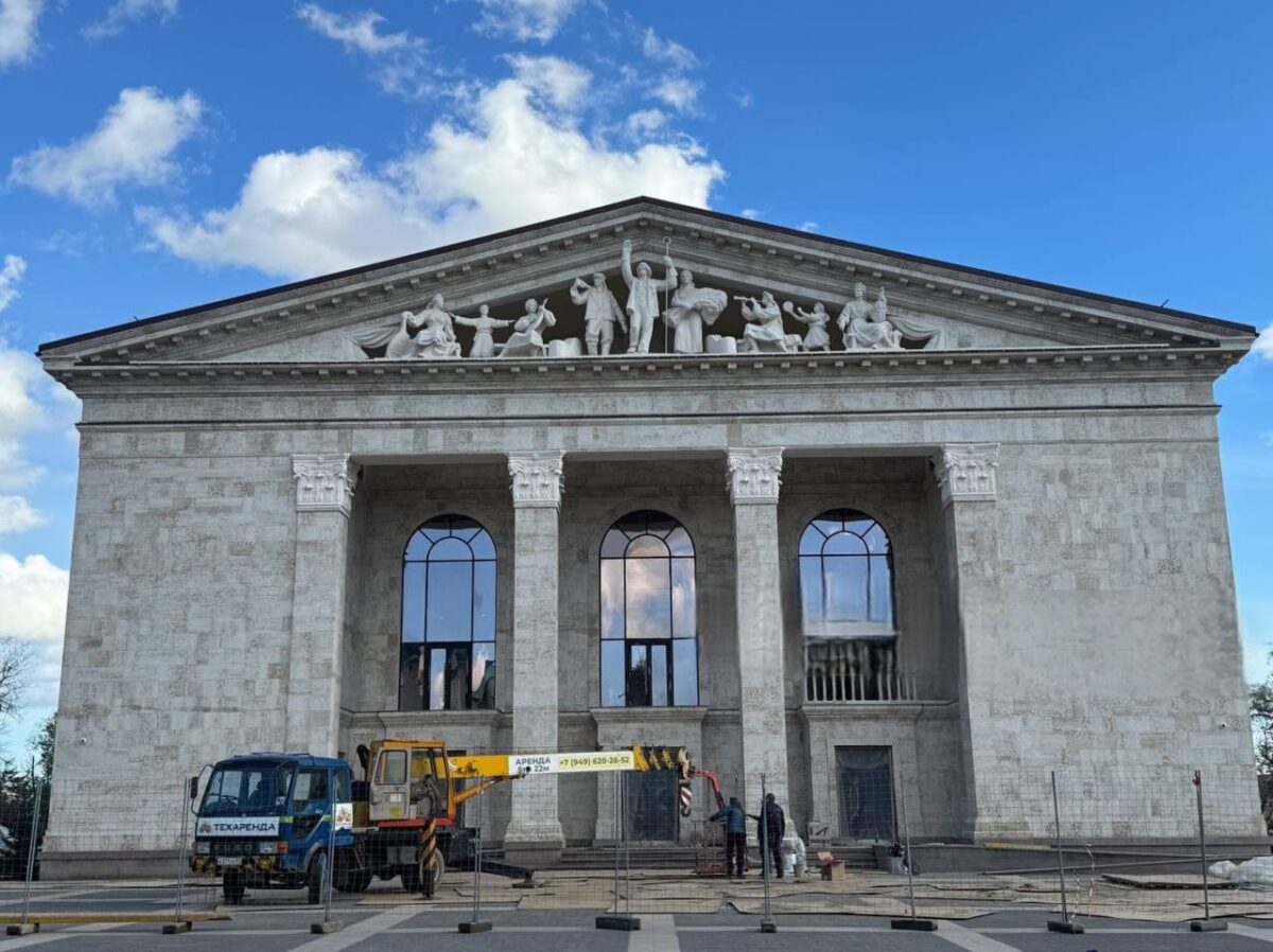 Будут танцевать и петь на костях: Оккупанты готовятся открыть драмтеатр в Мариуполе